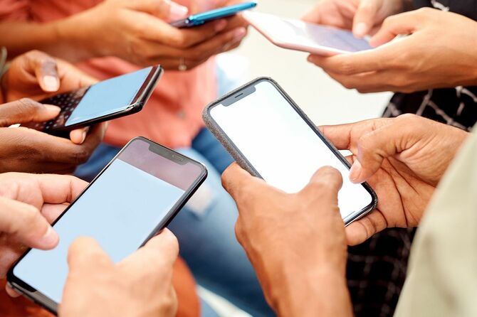 スマホを使う人々