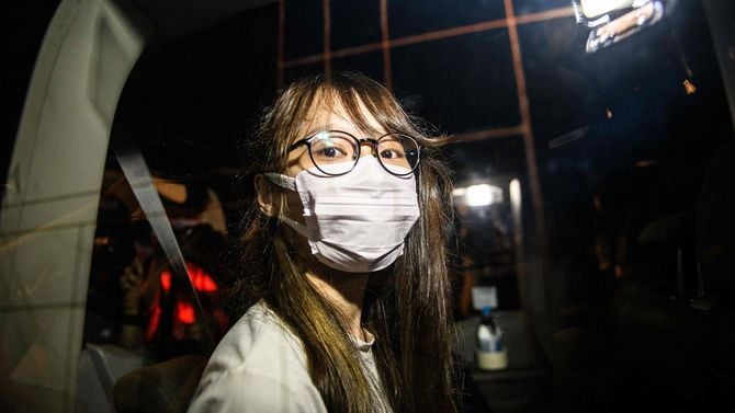 香港の著名な民主主義活動家アグネス・チョウ氏は、2020年8月10日遅く、香港の新国家安全保障法の下で逮捕された。自宅から連行される車の窓から外を見ているアグネス・チョウ氏。