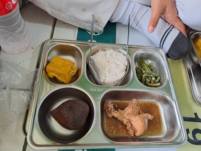 この日のメニューは「白ご飯」「味付けチキン」「揚げ豆腐」「炒めた豆」そして「果物」