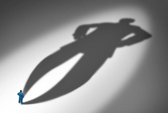 仁王立ちの大きな影のイメージ