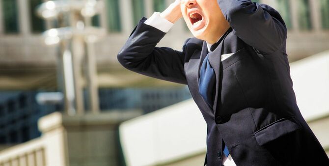 怒り叫ぶビジネスマン