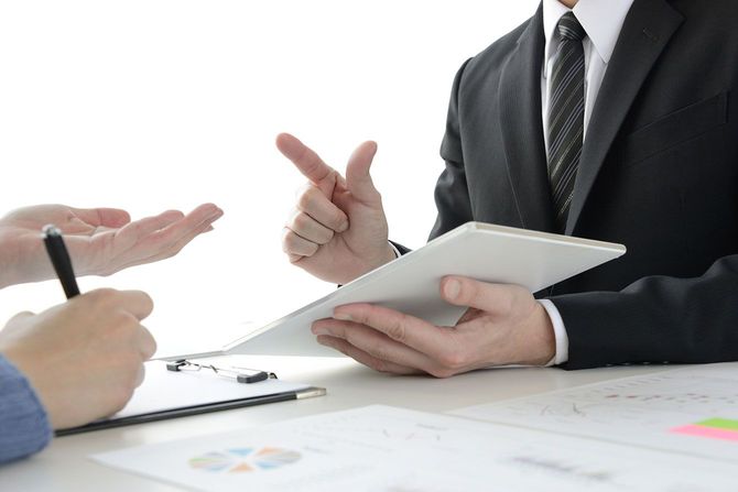 クライアントと商談をするビジネスマン