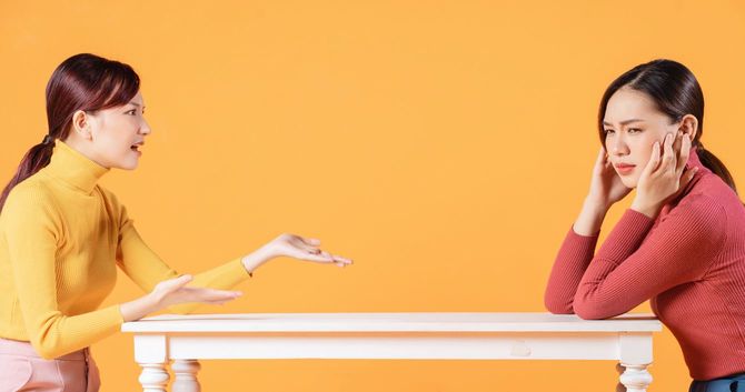 不機嫌な女性二人