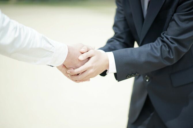 握手を交わすビジネスマン