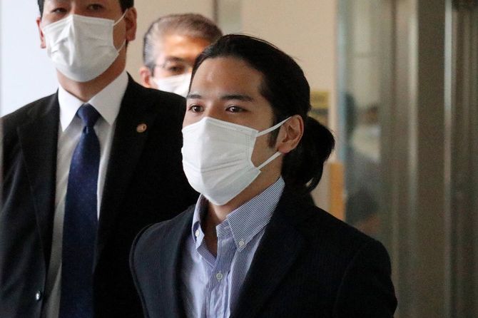 成田空港に到着した小室圭さん(手前)=2021年9月27日、千葉県成田市