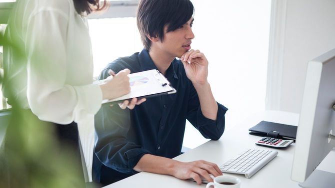 マネジャーと相談しながらデザインの調整