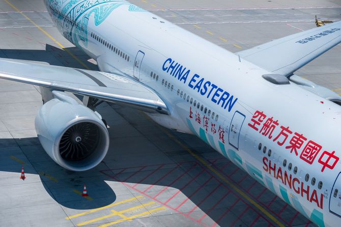 空港に駐機している中国東方航空の機体