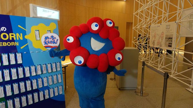 万博会期中の「ハイタッチ会」でのミャクミャク。ふわふわとした手触りだった
