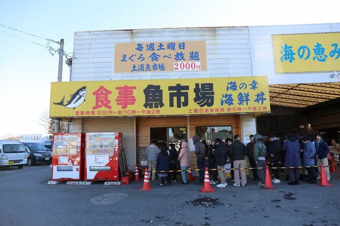 土浦魚市場食堂。2000円のマグロ食べ放題を目当てに、大勢の客が列を作っている