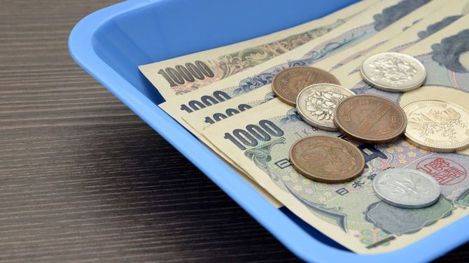 ブルーのトレーの上に日本通貨