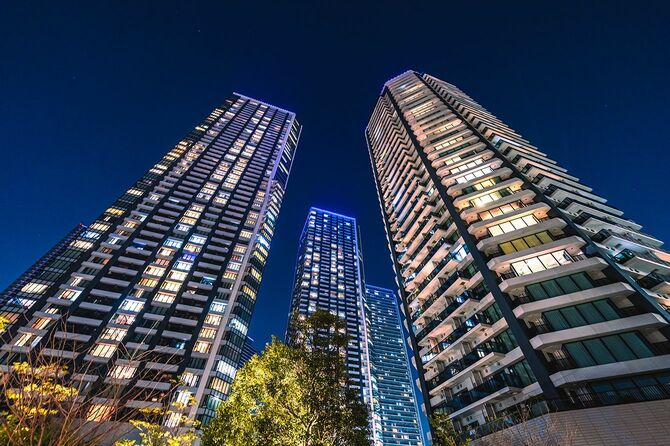 夜の東京高層マンション
