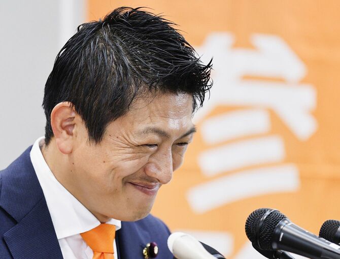 メディアのインタビューに答える参政党の神谷代表＝2025年07月20日午後11時5分、東京都新宿区