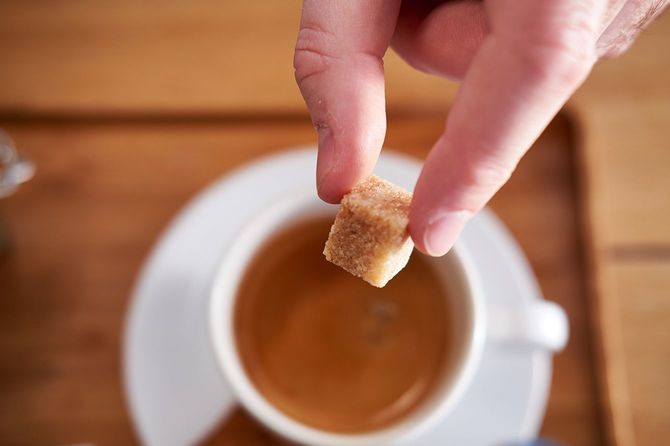 コーヒーカップの上に砂糖キューブ