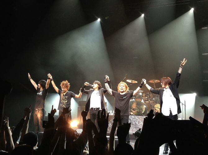 2013年2月8日、シンガポールでのLUNA SEA。右から2人めが真矢さん