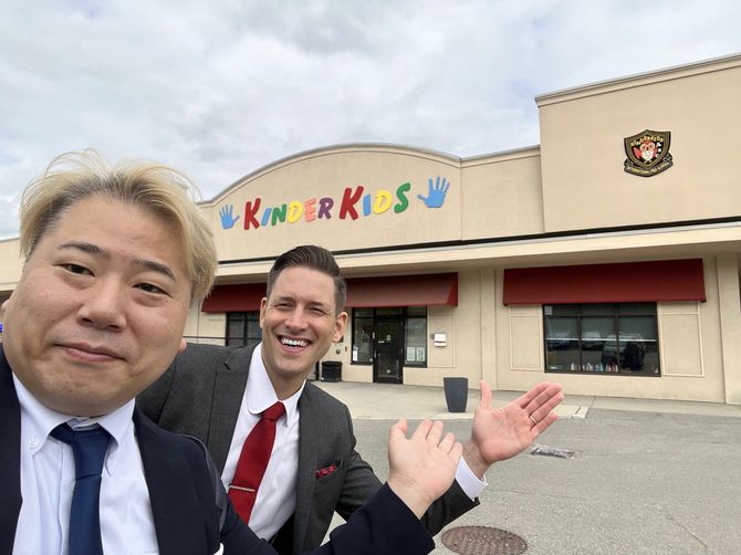 オンタリオ州にあるキンダーキッズ。教育研修で日本から派遣されているキンダーキッズの先生と。