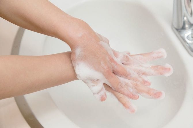 手の甲をもう一方の手の平でこする（両方）