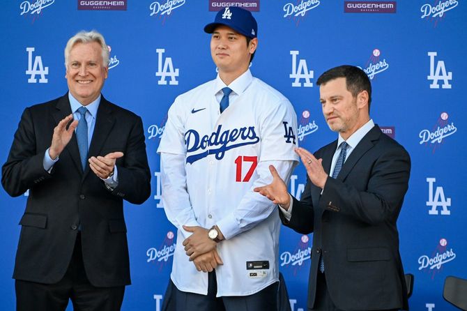 ロサンゼルス・ドジャースの記者会見で紹介される大谷翔平