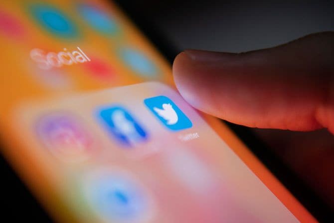 スマホのツイッターアプリを立ち上げるところ
