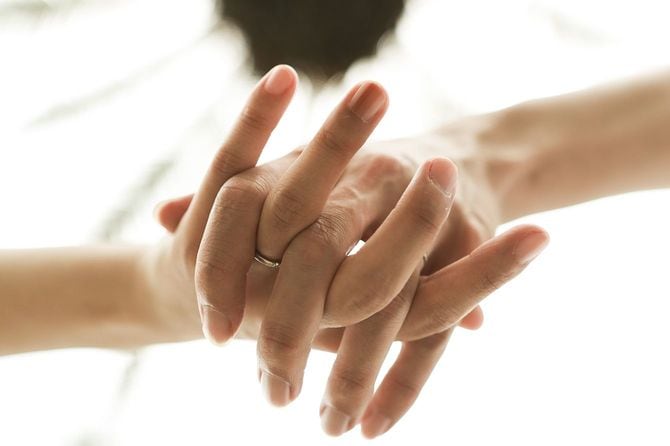 手をつなぐ