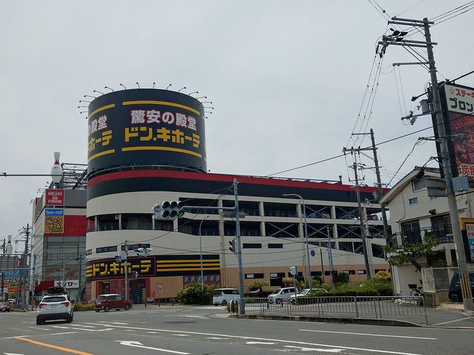 ドン・キホーテは他社の閉店に居抜き入居し、コスト削減するケースも多い。写真の店舗は元・パチンコ店