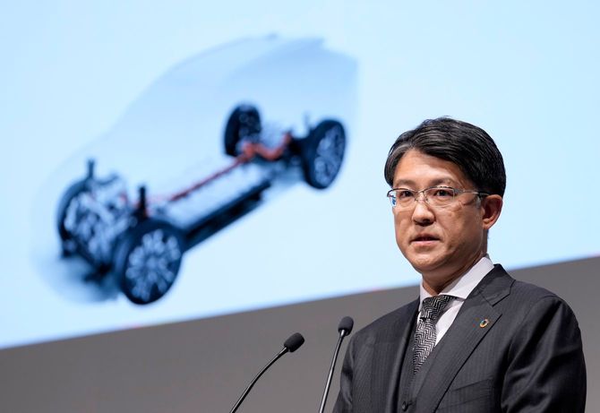 トヨタ自動車の決算発表記者会見でスピーチする佐藤幸治社長（2023年5月10日、東京）