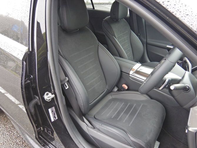 新型Cクラスの運転席まわり