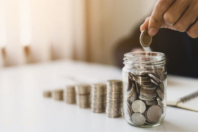 ボトルにコインを入れている手元