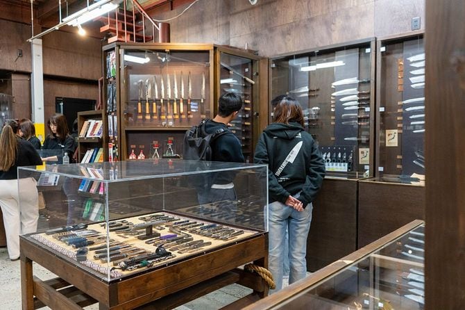 店舗にある包丁はすべて日本製。価格帯は3000円から200万円までと値段が幅広い