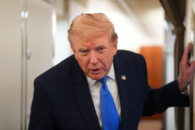 2026年8月2日、エアフォース・ワン機内で記者団に語りかけるドナルド・トランプ米大統領。トランプ大統領は、ニュージャージー州のベッドミンスターにある私邸で週末を過ごした後、ホワイトハウスに戻るところだった。