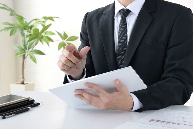 コンサルティングをするビジネスマン