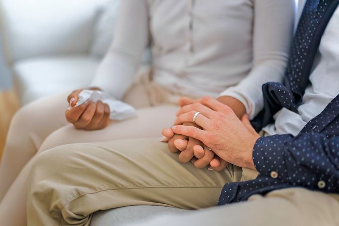 手を握るカップル