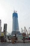 京成橋から見た建設中の東京スカイツリー。11月10日、200mを超えた。
