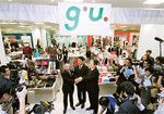 g.u.の1号店の開店セレモニーに臨む柳井正・ファーストリテイリング会長兼社長（中央左）。2009年現在、全国に72店舗を展開する。