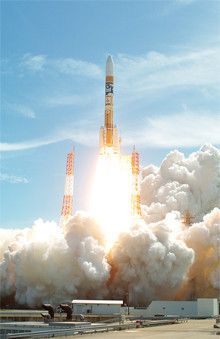 2007年9月14日に打ち上げられたH-IIAロケットの記念すべき民営化初号機（13号機）。月探査衛星「かぐや」を無事、予定軌道へ投入した。H-IIAの後は、改良した大型のH-IIB打ち上げが予定されている。また、同社は国産ロケットの商業化を目指し、初の海外衛星受注のため韓国の政府機関と最終交渉中。写真提供＝三菱重工業