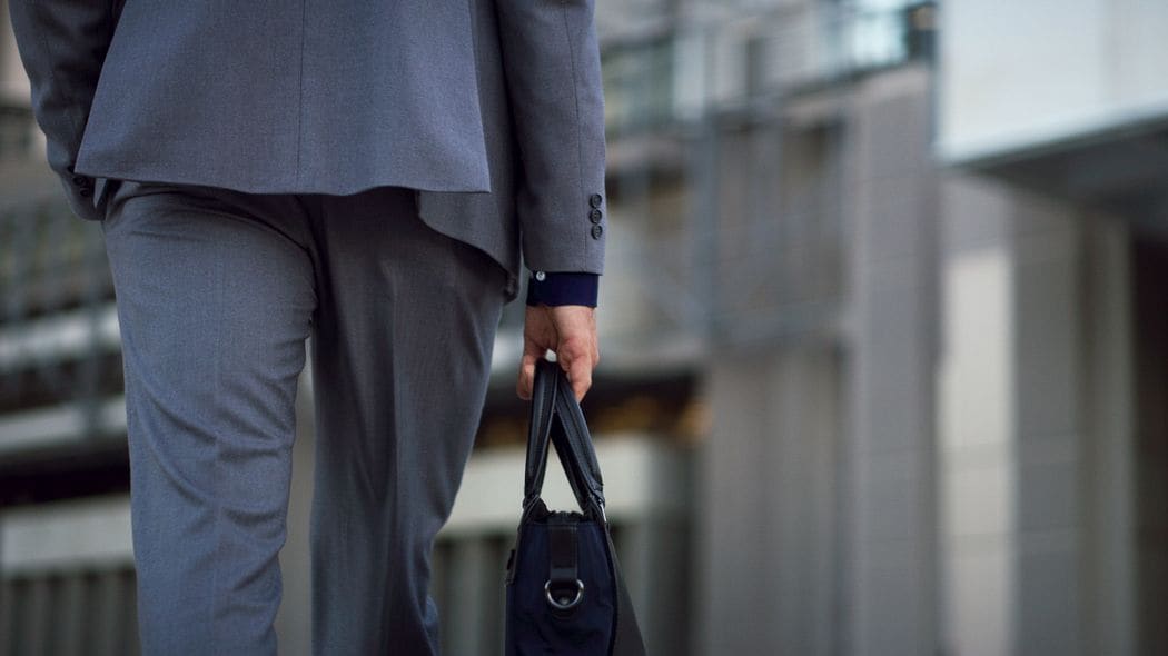 もはや革靴の代わりは｢ワークマン3300円｣で十分だが…｢スーツにスニーカー｣で絶対に守るべき鉄則ルール