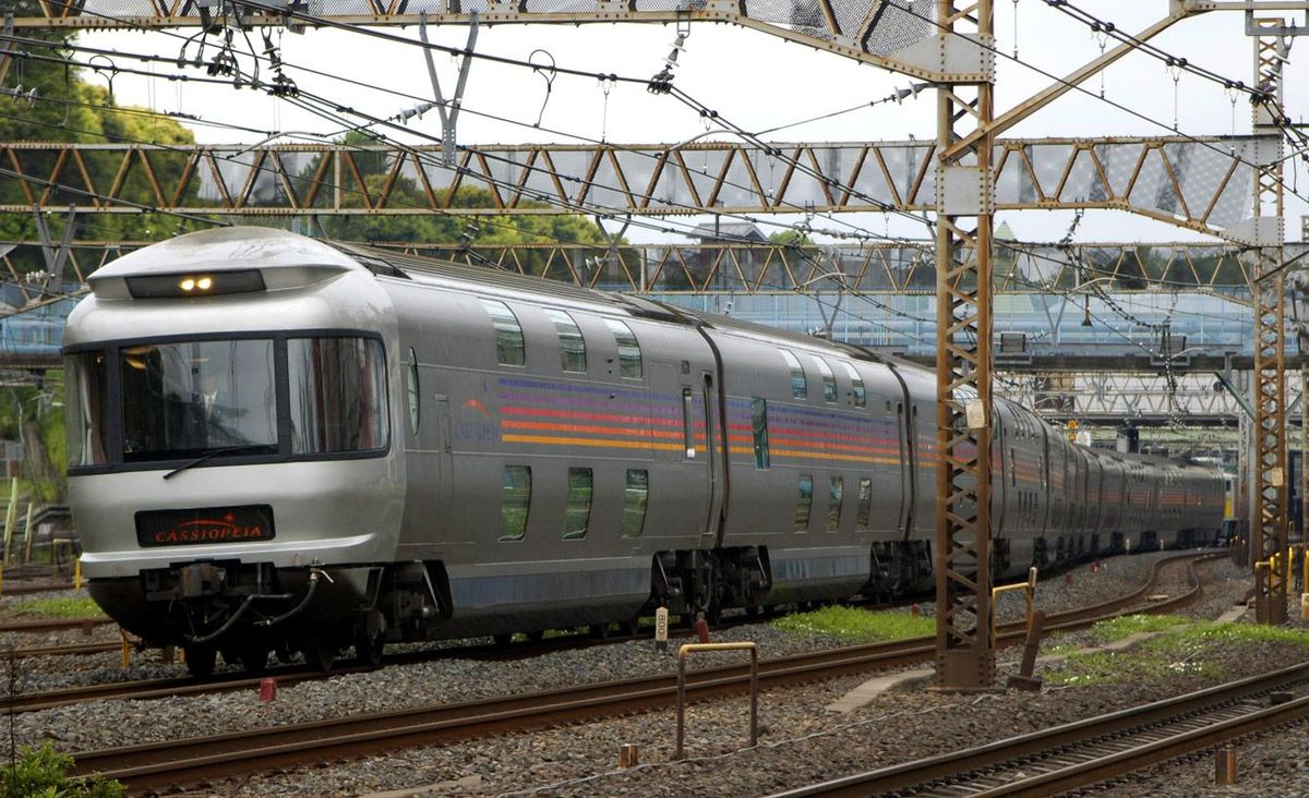 JR東日本の「カシオペア」用寝台客車E26系、スロネフE26側
