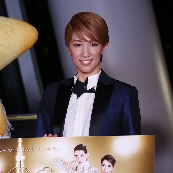 山奥に美女を閉じ込め 男装で毎日歌わせ踊らせる 宝塚歌劇団 に突然ハマった書評家の言い分 フィクションであり アイドルでもあるのは 宝塚だけ President Online プレジデントオンライン