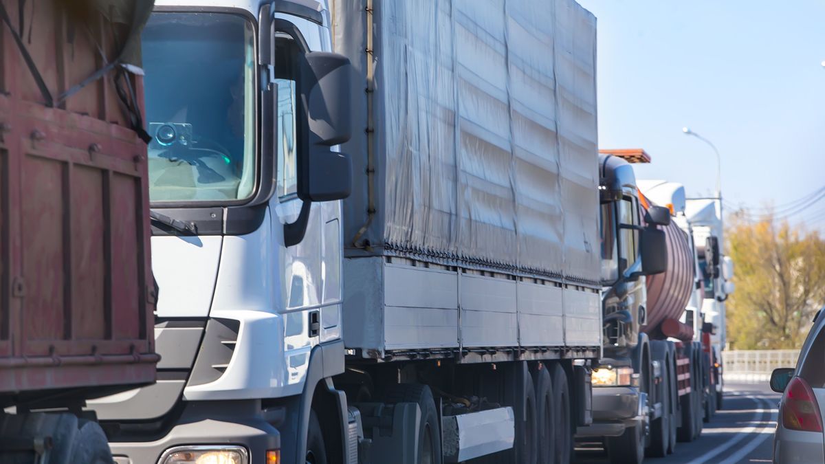 大型トラックが追い越し車線をノロノロ走る本当の理由 トラック運転手だって本当はつらい President Online プレジデントオンライン