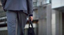 もはや革靴の代わりは｢ワークマン3300円｣で十分だが…｢スーツにスニーカー｣で絶対に守るべき鉄則ルール