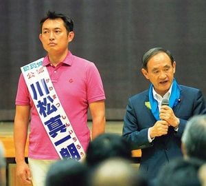 小池旋風が吹き荒れた2017年東京都議会議員選挙で川松氏のもとに応援に駆けつけた菅首相