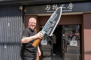 「タワーナイブズ大阪」前にて