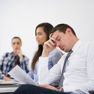 会議中にどうしても意識が飛ぶ人 は睡眠障害かもしれない 失神したように突然眠る場合もある president online プレジデントオンライン