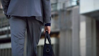 もはや革靴の代わりは｢ワークマン3300円｣で十分だが…｢スーツにスニーカー｣で絶対に守るべき鉄則ルール