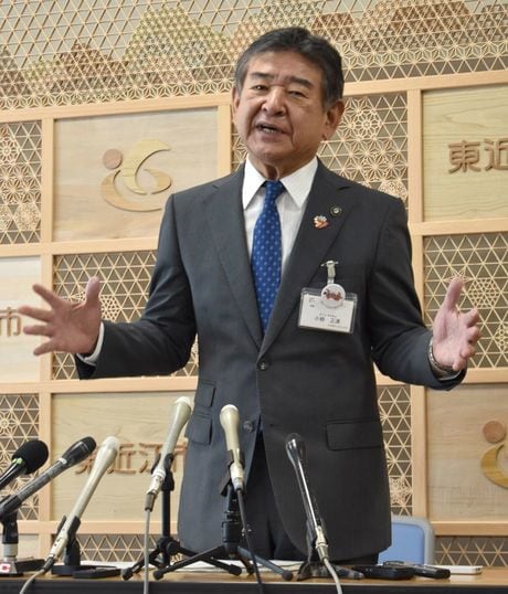 記者会見する滋賀県東近江市の小椋正清市長