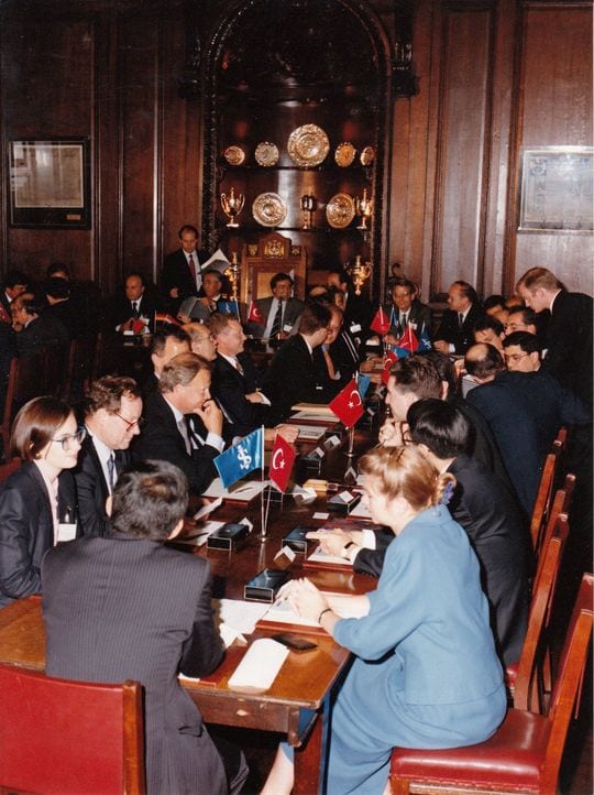 筆者が組成したトルコ実業銀行向け国際協調融資の調印式の様子