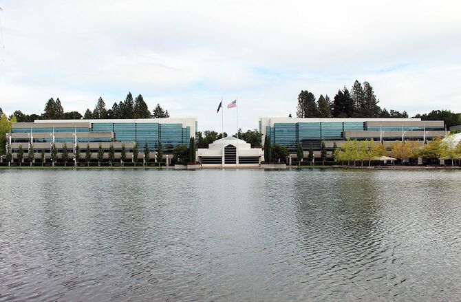 ナイキ社の本拠地、オレゴン州ビーバートンのナイキ世界本社（写真＝Coolcaesar／CC-BY-SA-4.0／Wikimedia Commons）