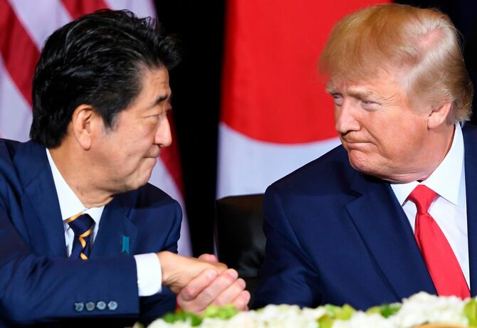 2019年9月25日、ニューヨークで行われた国連総会の際の会談で握手するドナルド・トランプ前米大統領と日本の安倍晋三元首相。ドナルド・トランプ米大統領は2020年8月30日、退任する安倍晋三首相を「日本史上最高の政府首脳」と称賛した。