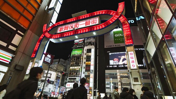 東京・新宿歌舞伎町入り口の赤い看板