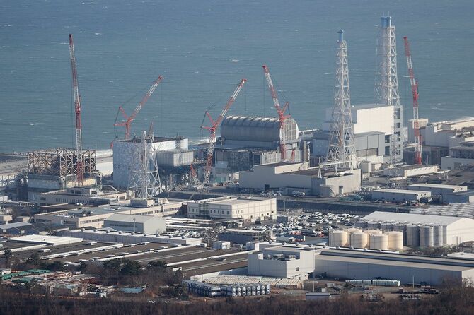廃炉作業が進む東京電力福島第1原子力発電所。左から1、2、3、4号機＝2021年2月14日、福島県