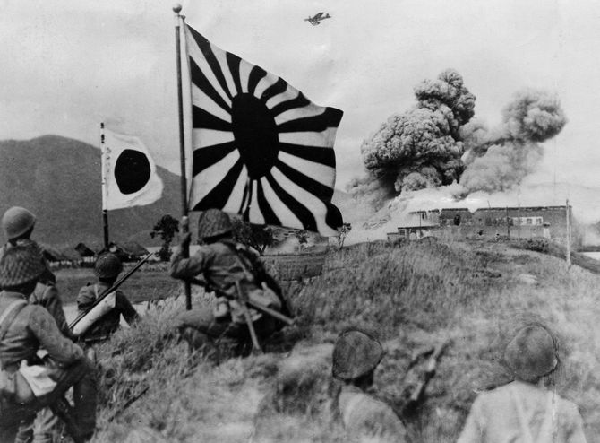 日中戦争中の1938年10月、武漢に迫る日本軍とその近くの町で発砲する歩兵